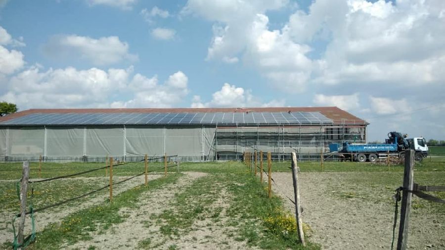 Pose de panneaux solaires sur une exploitation agricole 