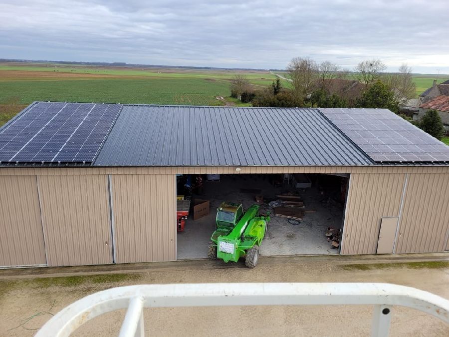 Pose de panneaux solaires sur une exploitation agricole