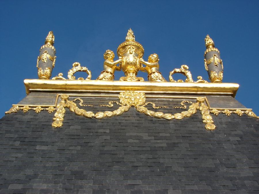 Ornement PLOMB avec dorure a la feuille d’or sur le faitage sur château de Fontainebleau