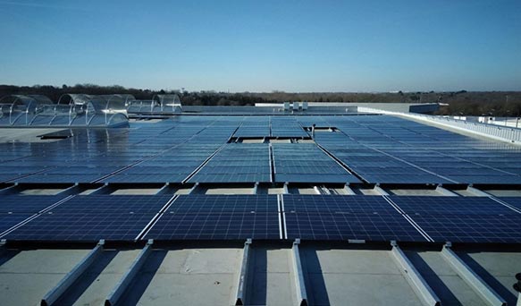 Une entreprise industrielle qui utilise des panneaux solaires Utilisation de l’énergie solaire dans l’industrie