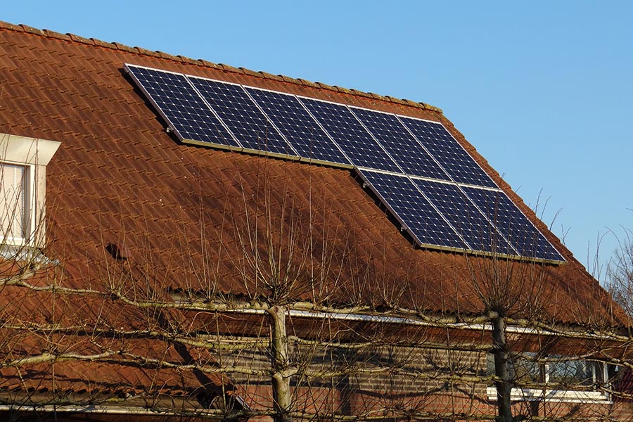 Nos virtuoses de la rénovation posent des panneaux solaires